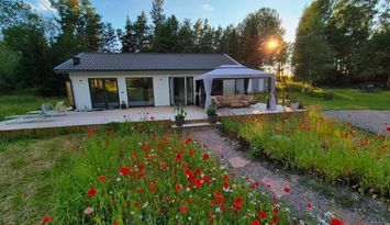 Nybyggt hus i Öregrund - stor naturtomt nära havet