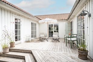 Strandnära familjeparadis med stor trädgård