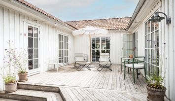 Strandnära villa med stor trädgård i Falkenberg