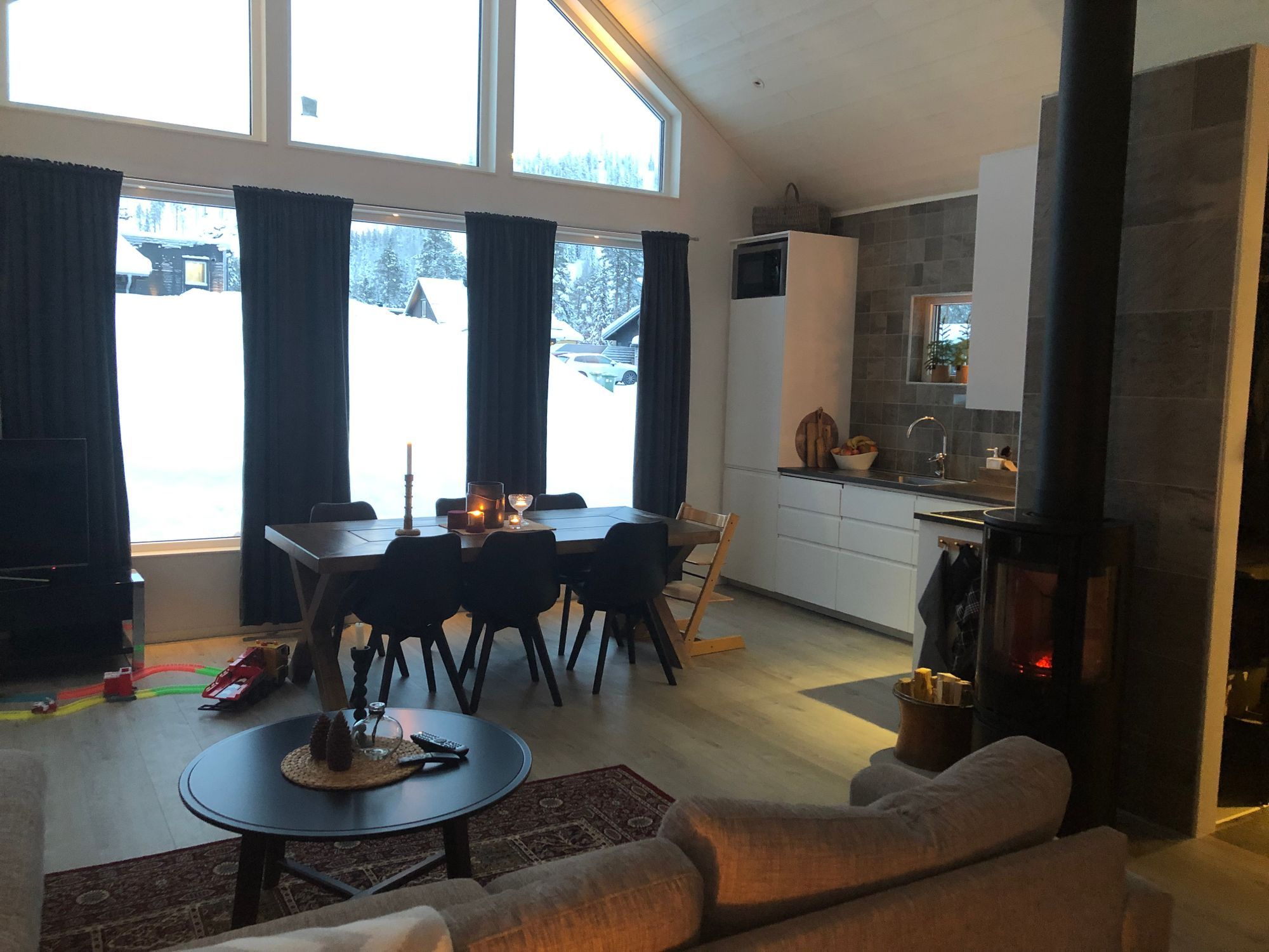 Nybyggd stuga i skidorten Kåbdalis – bild 4 av 7