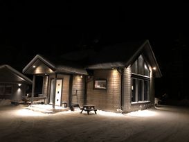 Nybyggd stuga i skidorten Kåbdalis