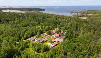 Vinterbonad stuga nära vatten, natur och golf