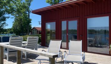 Bryggstuga med privat bastu