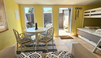 Liten stuga 200 m från havet