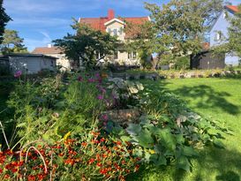 Villa med lummig trädgård i södra Visby