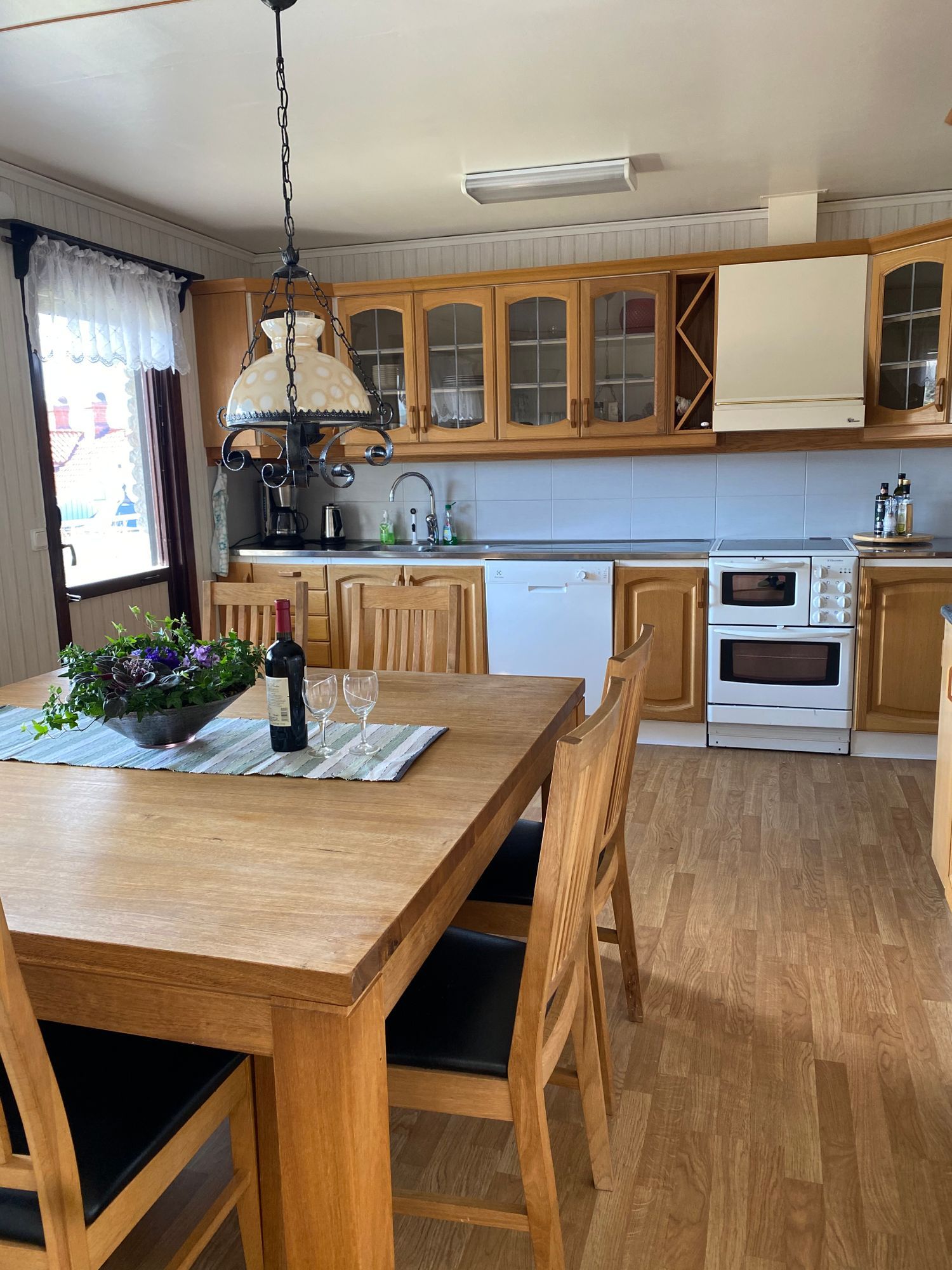 Rymlig övervåning i villa på Orust,Hälleviksstrand – bild 5 av 23