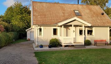 Baskemölla vid skog och fin badplats.