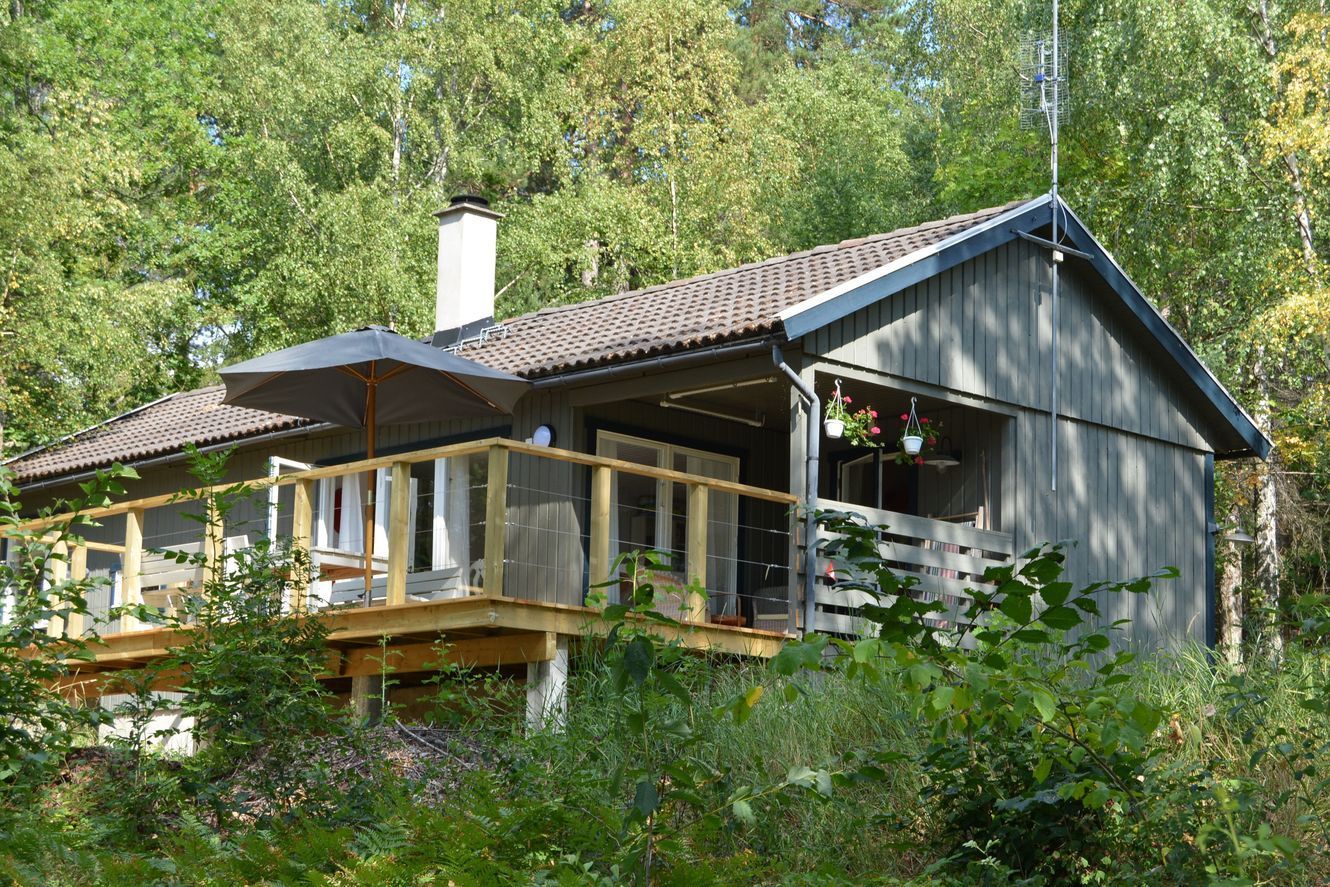 Fritidshus vid sjön med brygga