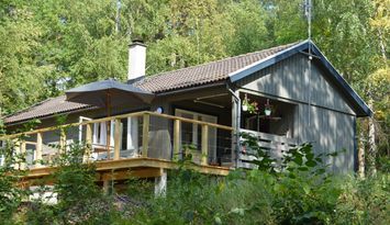 Fritidshus vid sjön med brygga