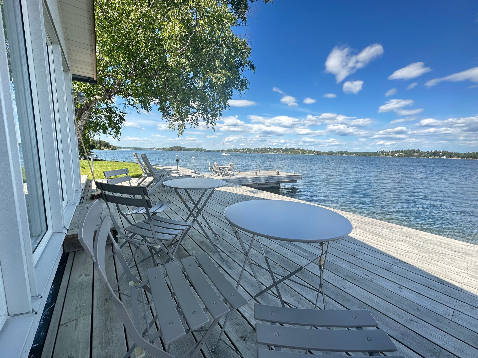 Boende precis vid strandkanten på Resarö – bild 3 av 19