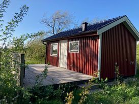 Mysig stuga på en charmig gård nära till havet.