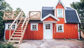 Unik nyrenoverad stuga med insynsskyddat läge