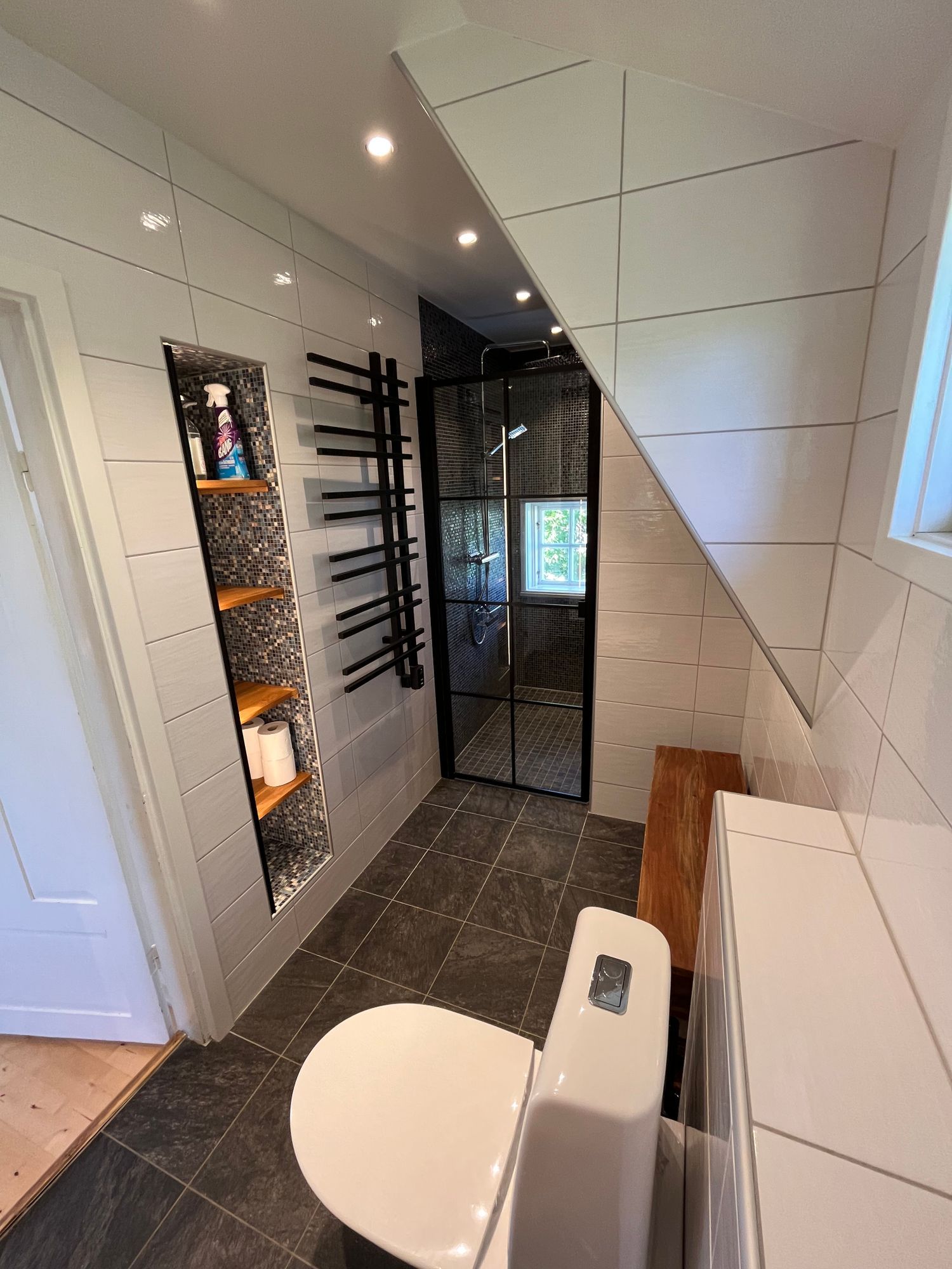 Villa med separat gårdshus – bild 8 av 13