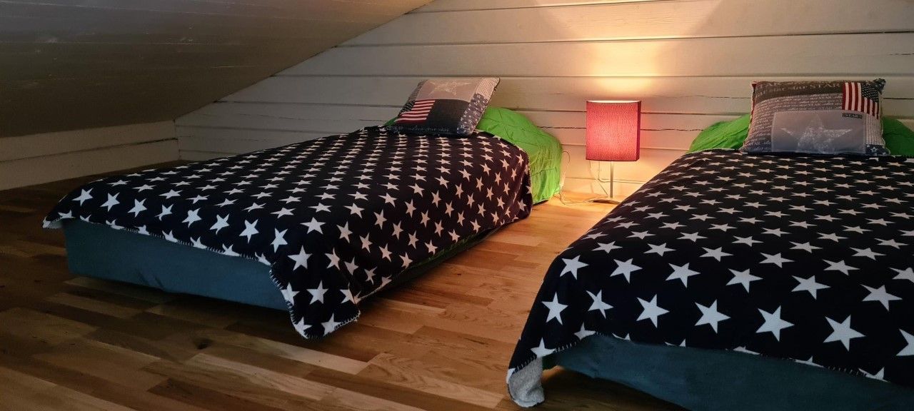 Charmig sommarstuga med härligt barnvänlig tomt – bild 8 av 21