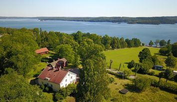 Röda Flygeln till Rönnäsgården vid sjön Sommen