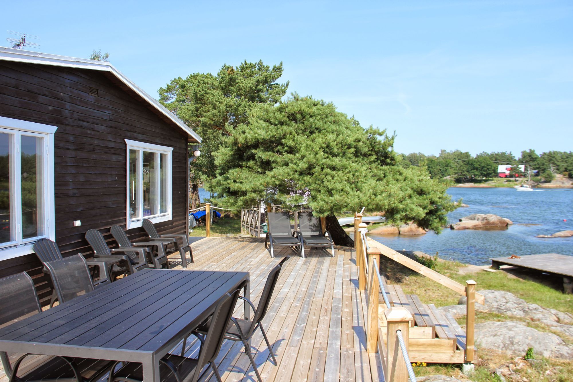 Härligt sommarhus med havstomt och egen brygga – bild 5 av 24