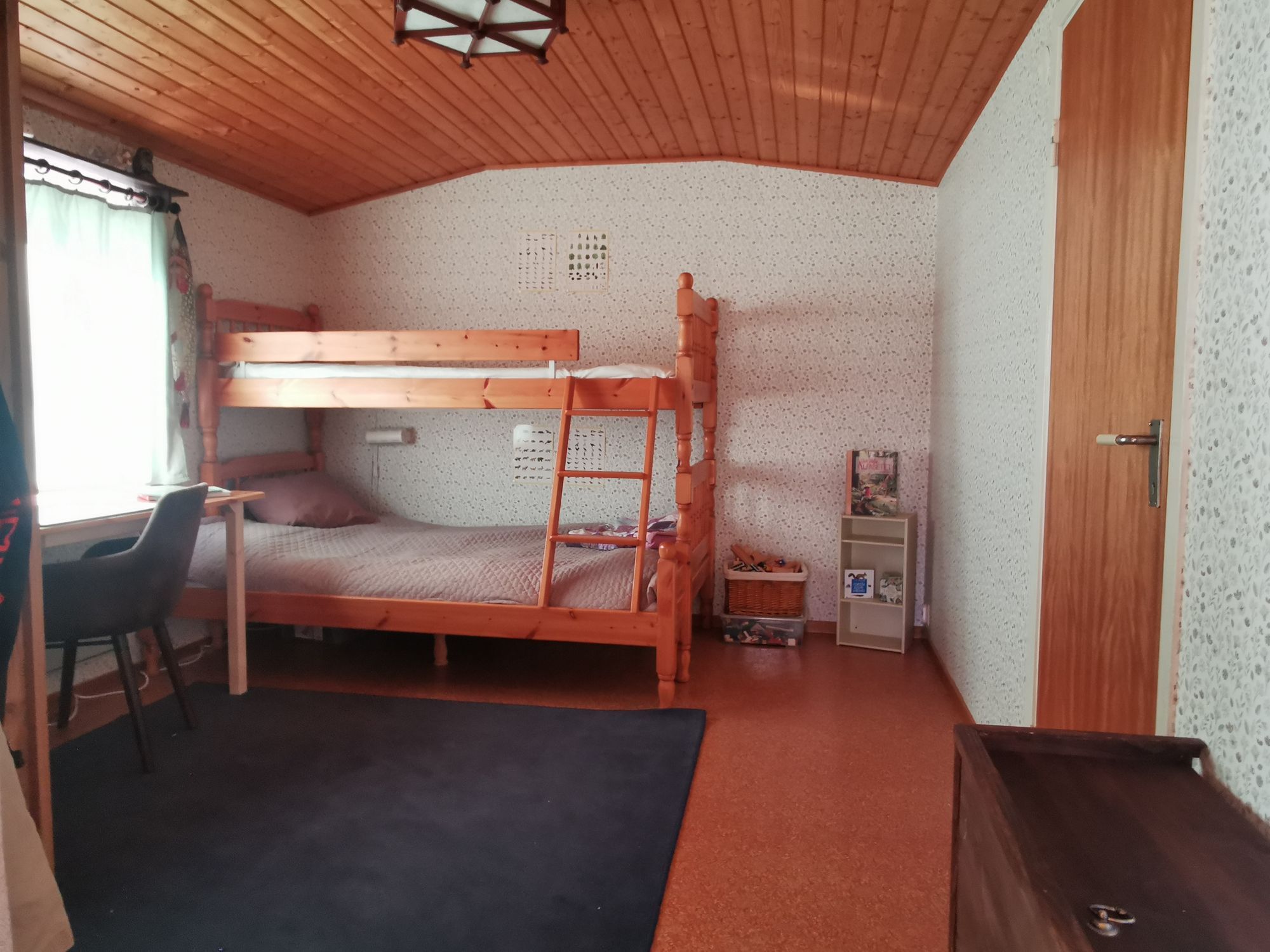 Mysig stuga mitt i bokskogen och stenkast från sjö – bild 4 av 24