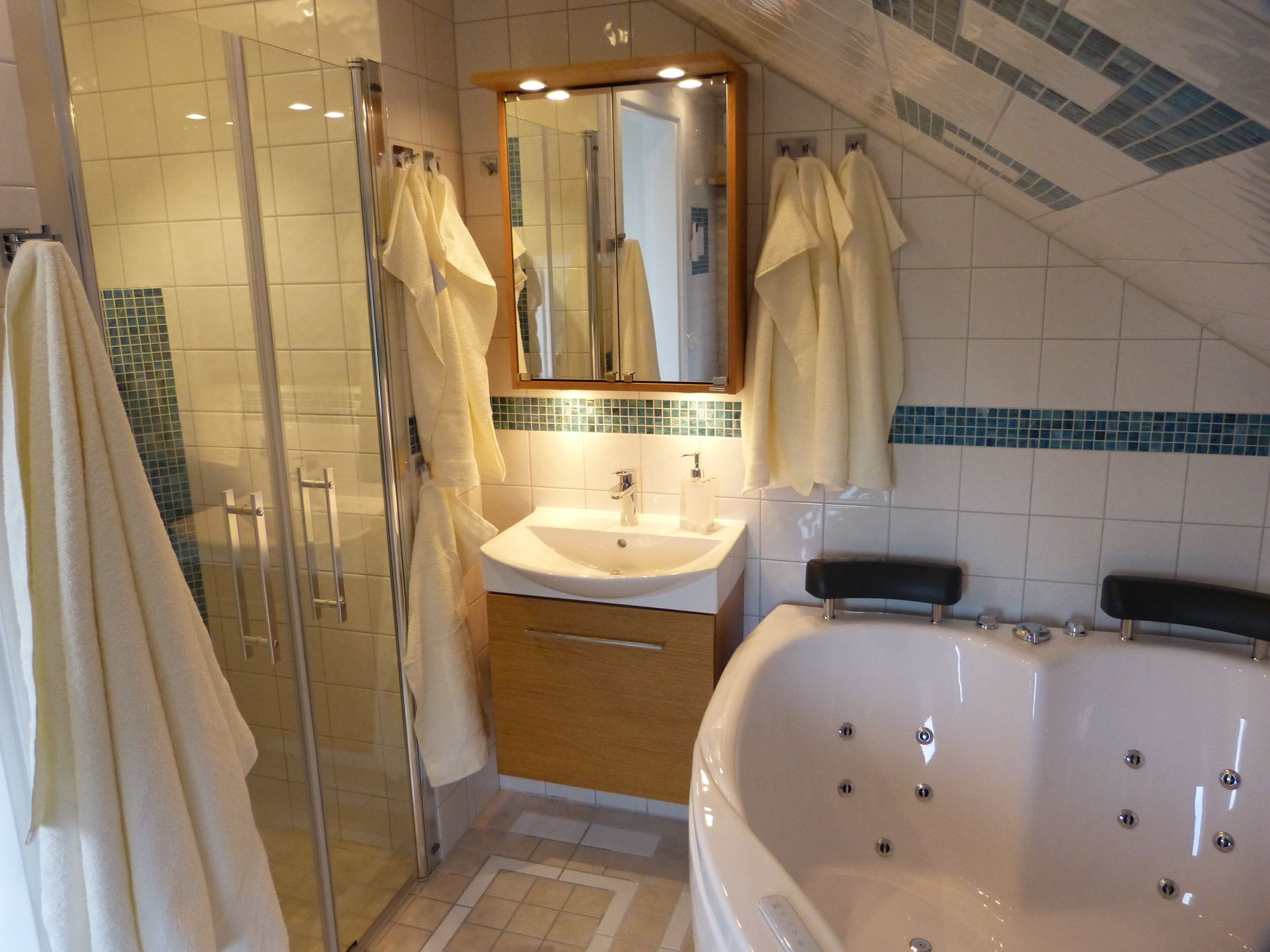 Elegant boende med vackert läge – bild 13 av 24