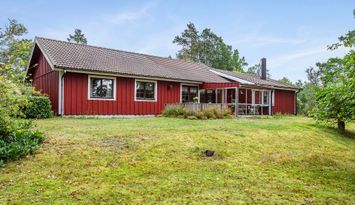 Stort fritidshus vid havet med bastu, båt internet