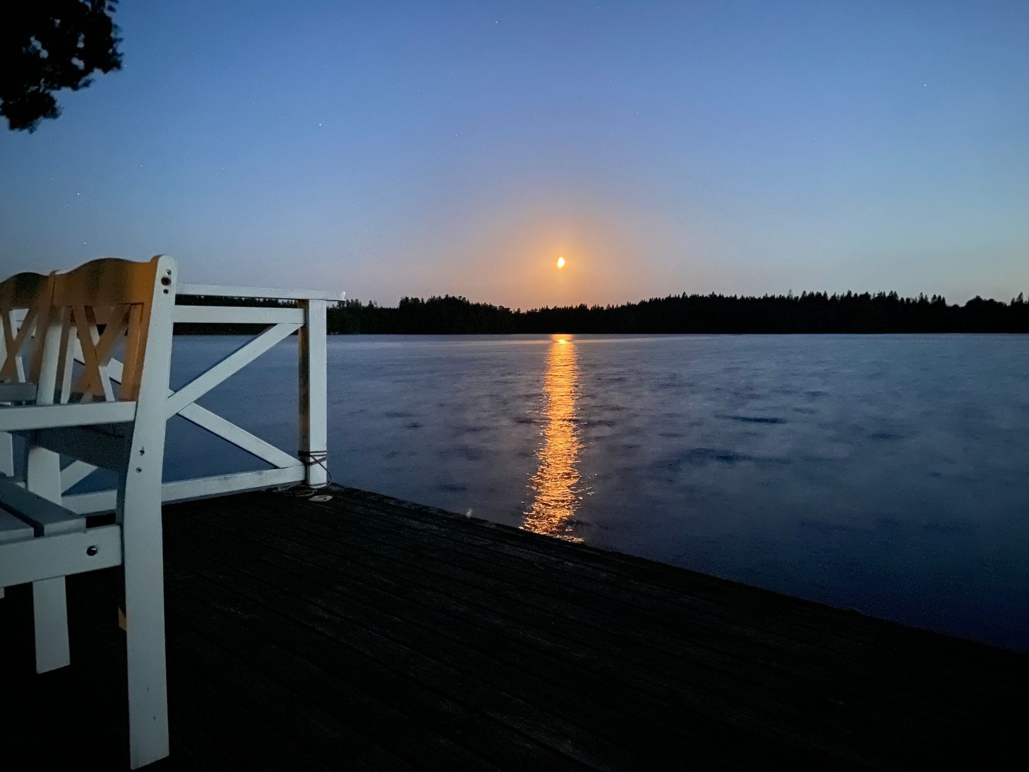 Hus vid sjön med brygga och bastu i Småland – bild 18 av 24