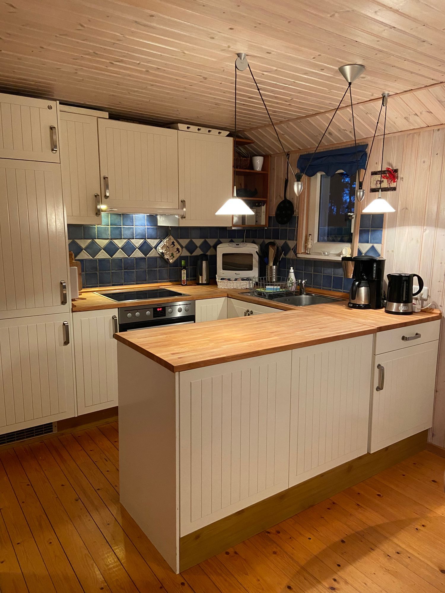 Hus vid sjön med brygga och bastu i Småland – bild 11 av 24