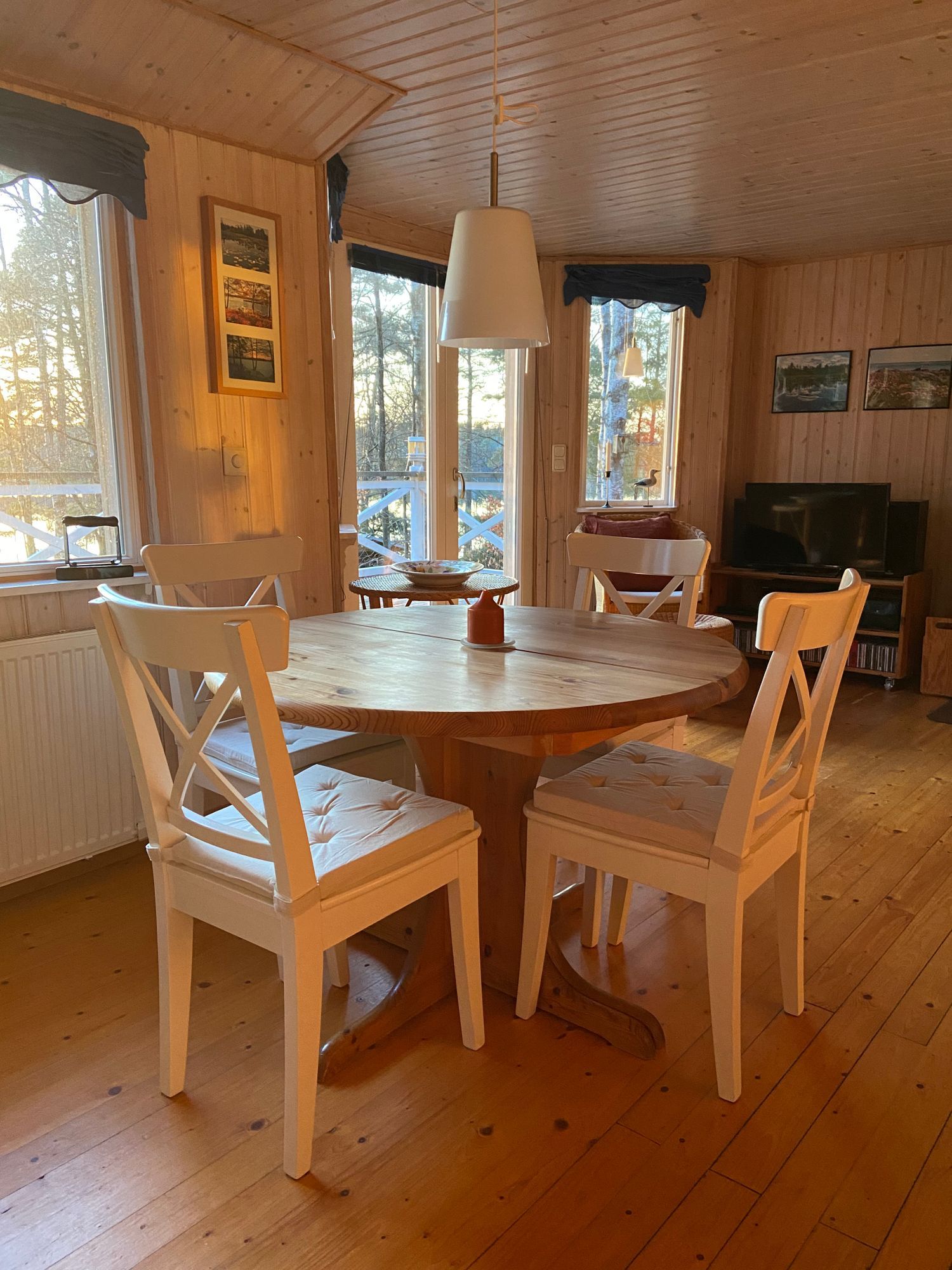 Hus vid sjön med brygga och bastu i Småland – bild 8 av 24