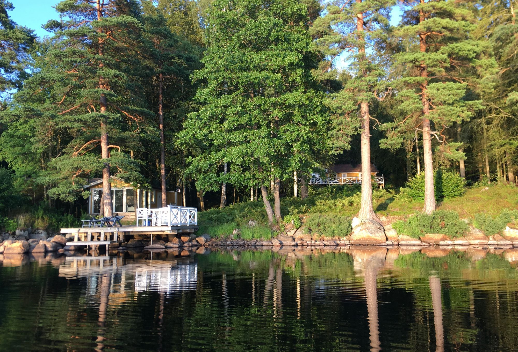 Hus vid sjön med brygga och bastu i Småland – bild 6 av 24