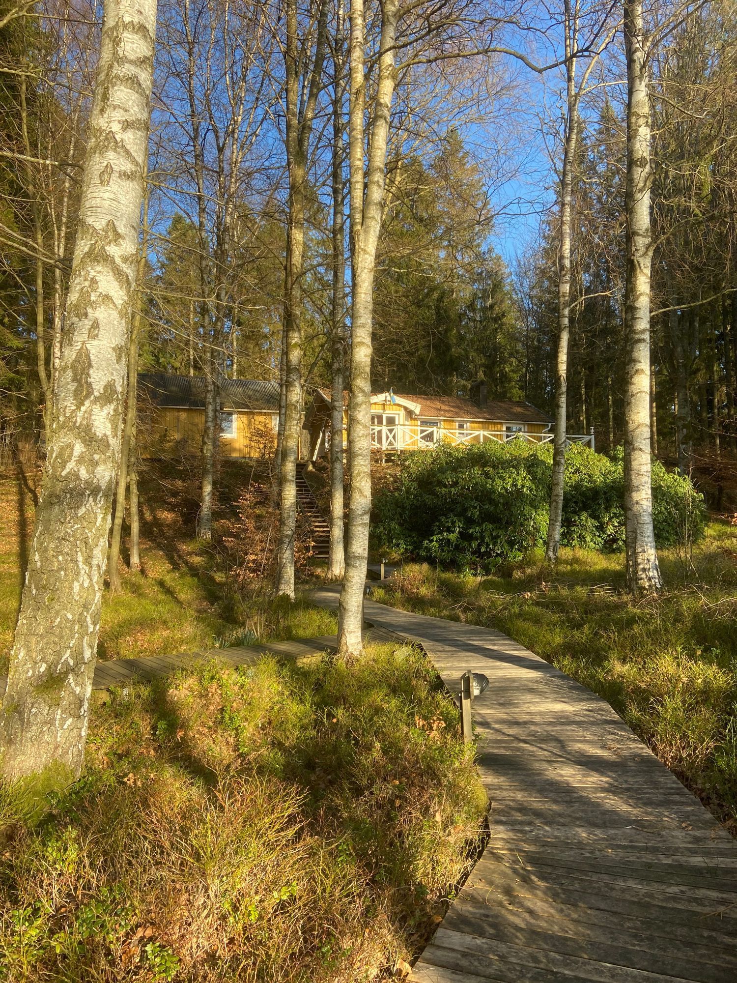 Hus vid sjön med brygga och bastu i Småland – bild 2 av 24