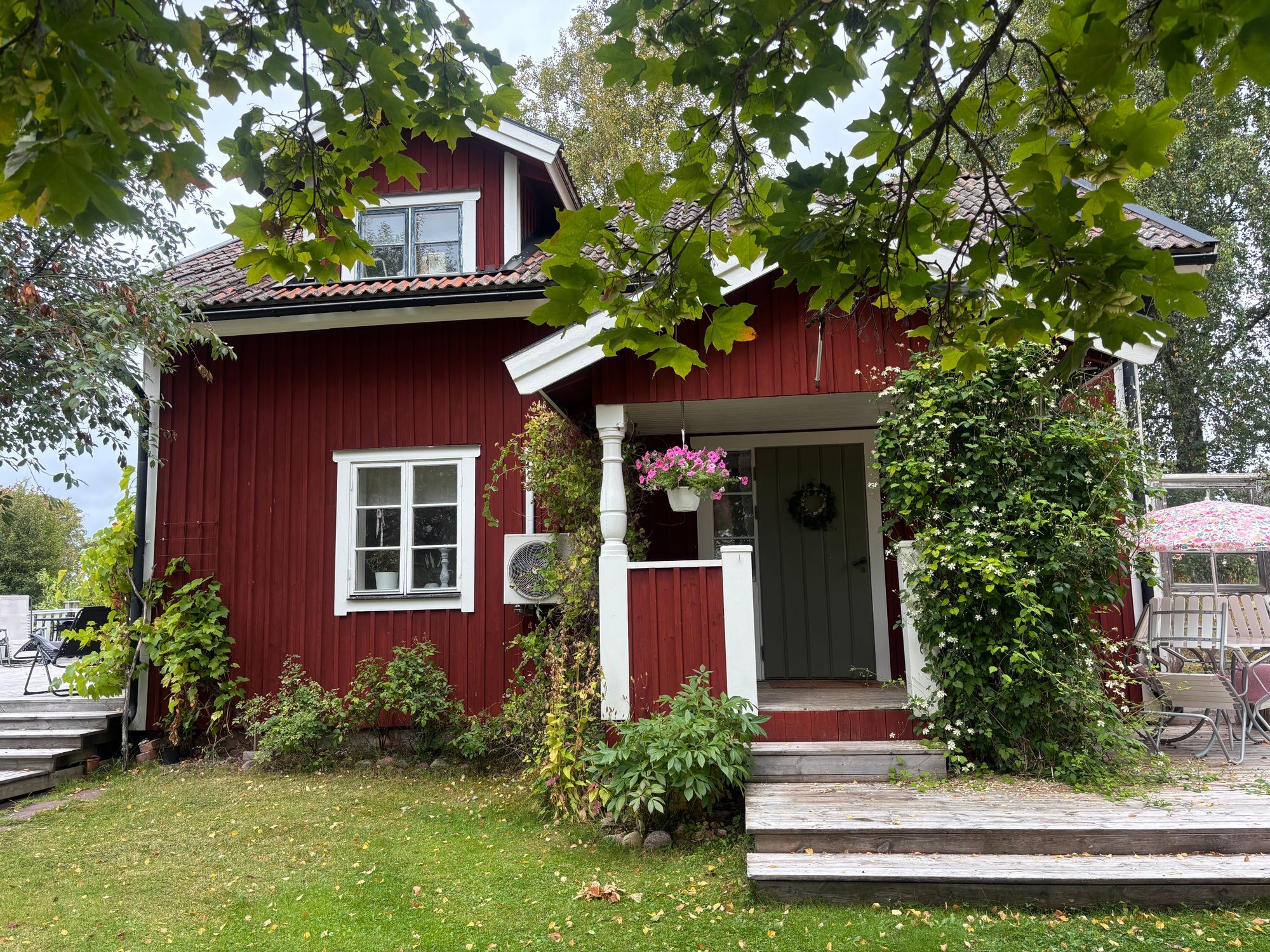 Mysigt litet hus nära naturen