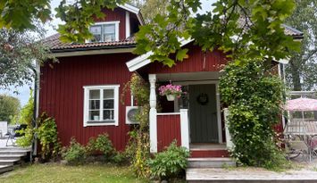 Mysigt litet hus nära naturen