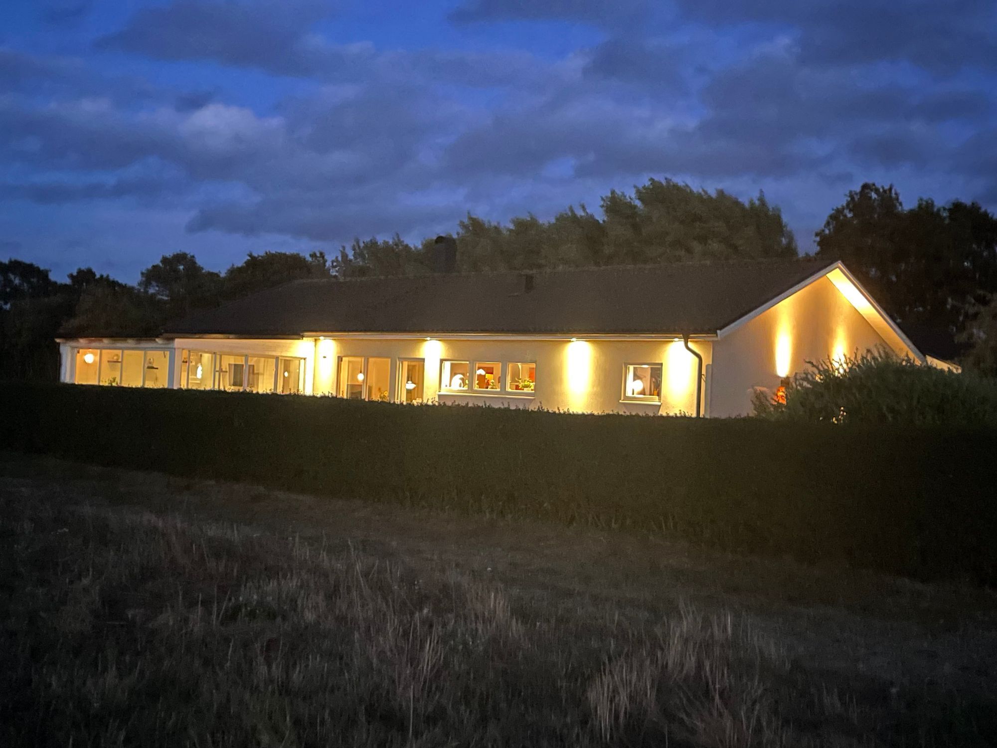 Lantligt modernt hus på Kullahalvön