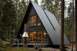Holiday house with motorboat and sauna on the lake