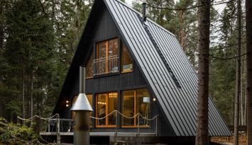 Semesterhus med motorbåt och bastu på sjön