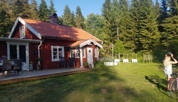 Mysig Dalslands stuga nära ridhästar