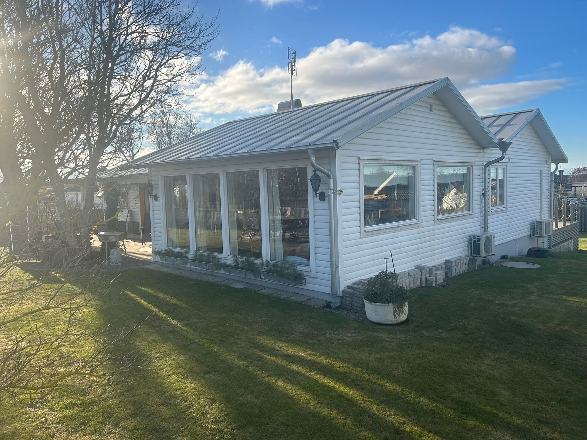 Stort strandnära sommarhus med härlig trädgård – bild 7 av 24