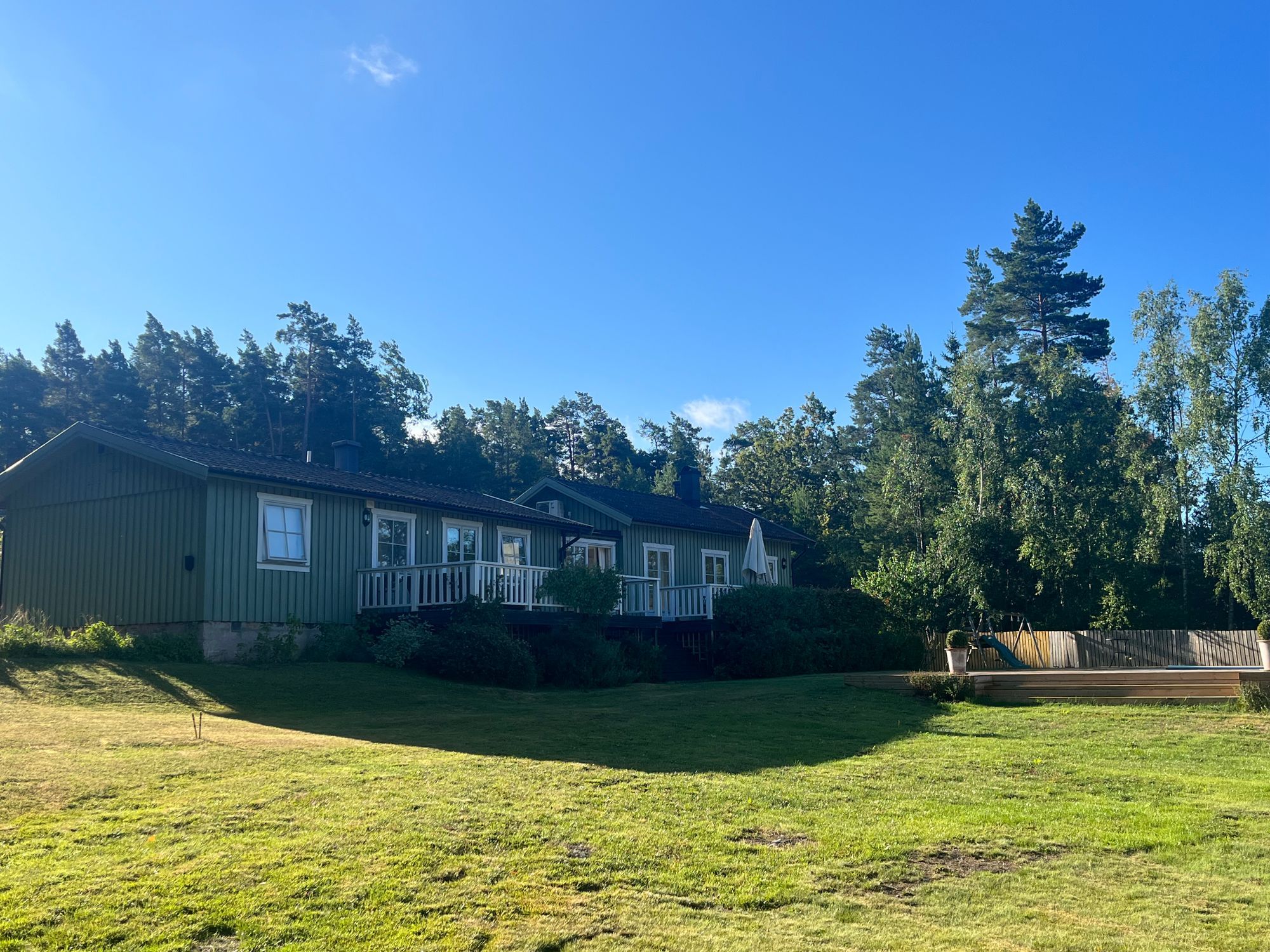 Sjönära med pool på norra Värmdö – bild 13 av 15
