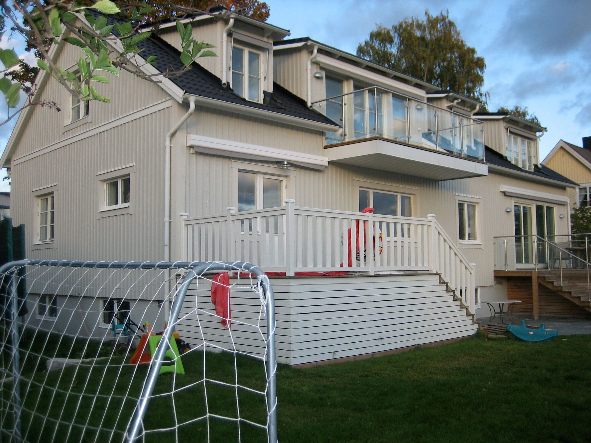 Stort hus nära Stockholm, vatten, bad och natur – bild 4 av 13