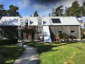 Arkitektritad sommarbostad i Djupvik, Eksta