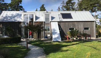Arkitektritad sommarbostad i Djupvik, Eksta
