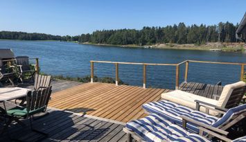Nyrenoverat hus precis vid havet, egen brygga