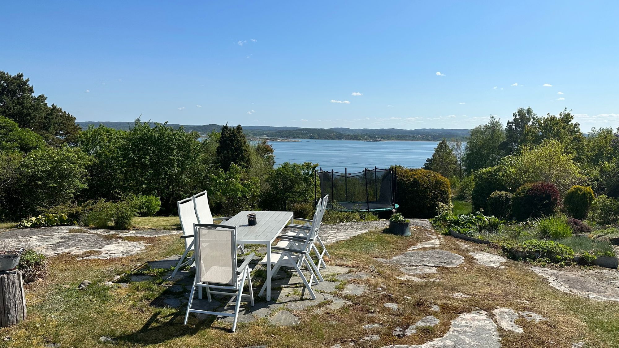Havsnära stuga med härlig trädgård – bild 12 av 12