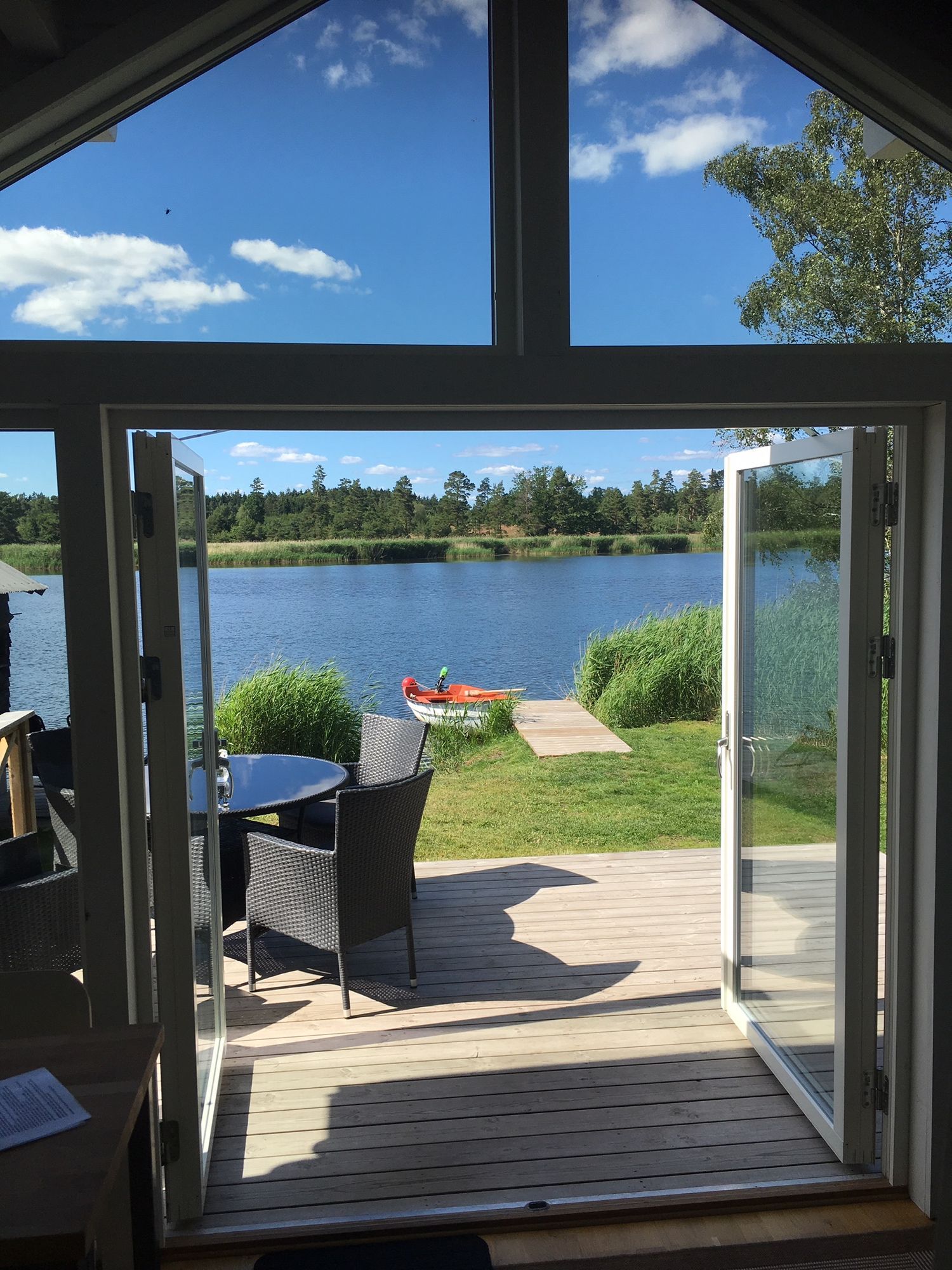 Strandstuga, egen sjötomt, sandstrand,brygga o båt