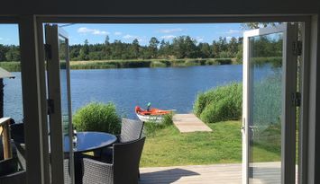 Strandstuga, egen sjötomt, sandstrand,brygga o båt