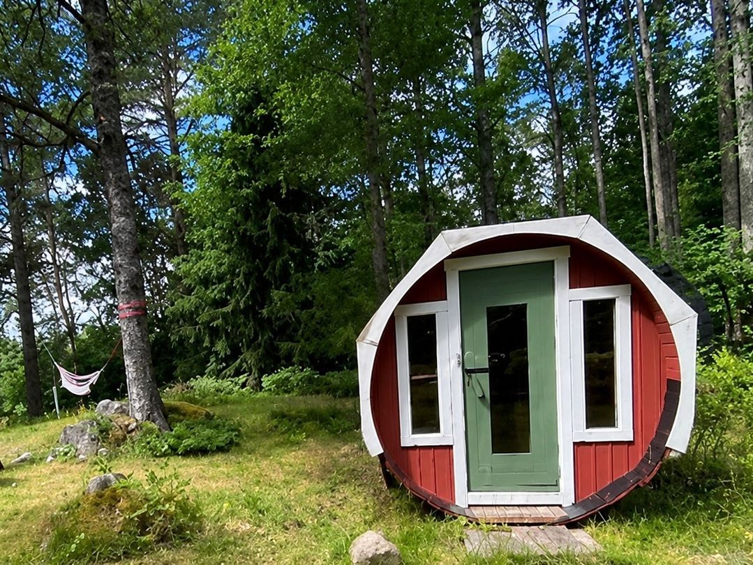 Ombyggt kapell – skogstomt med egen bastu – bild 2 av 14