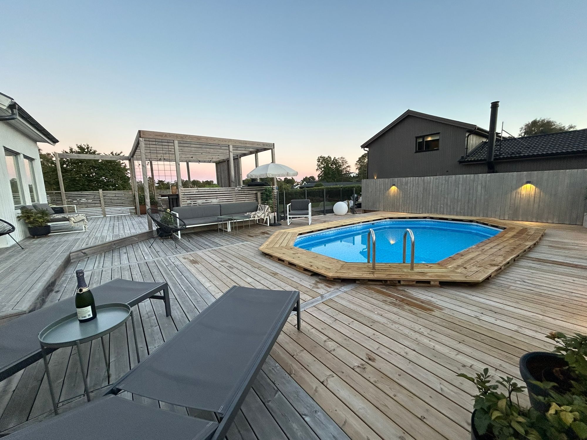 Nybyggd villa med pool nära havet och Göteborg