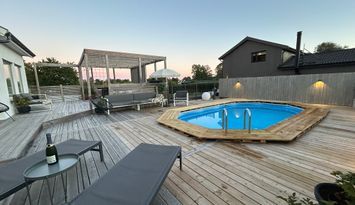 Neu gebaute Villa mit Pool in der Nähe des Meeres