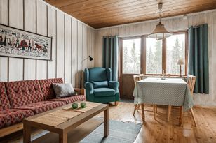 Mysig stuga med öppen spis & bastu/Ski in-ski out