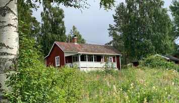 Nyrustad stuga på Järvsös solsida