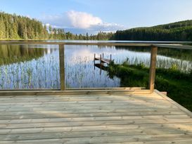 Stuga med egen badstrand, brygga och roddbåt.