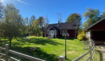 Bekvämt fritidshus nära sjön Tiken